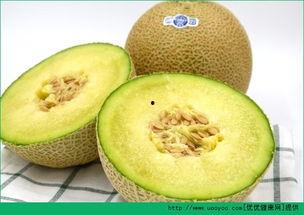 小孩睡觉吃哈密瓜