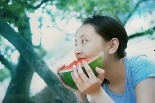 吃瓜夏日拍照